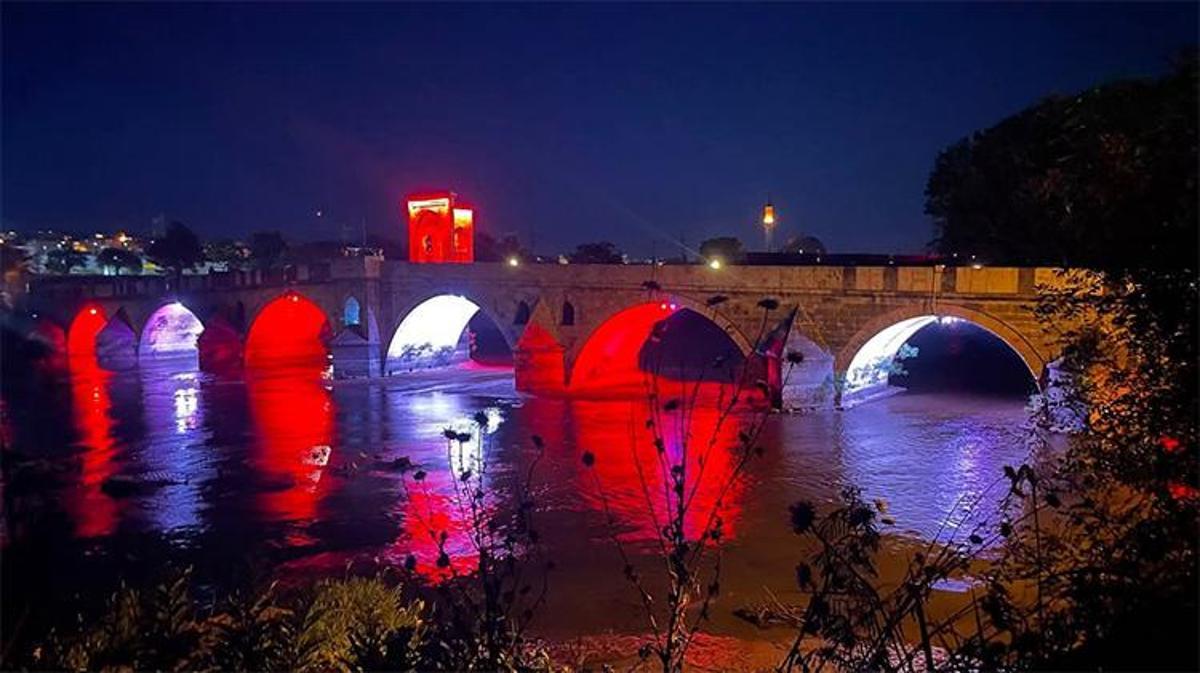 Edirne'de Meriç ve Tunca köprüleri kırmızı ve beyaz ışıklarla aydınlatılmış halde.