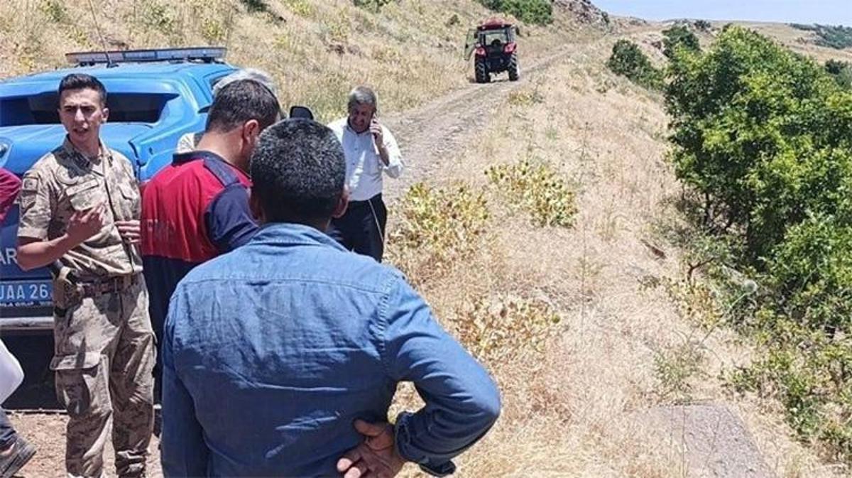 Muş'ta meydana gelen traktör römorku kazasında yaralıların hastaneye kaldırılması.