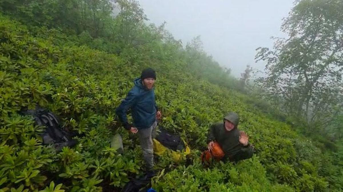 Rize'nin Çamlıhemşin ilçesinde yoğun sis nedeniyle kaybolan 3 Rus turistin kurtarılma anı.