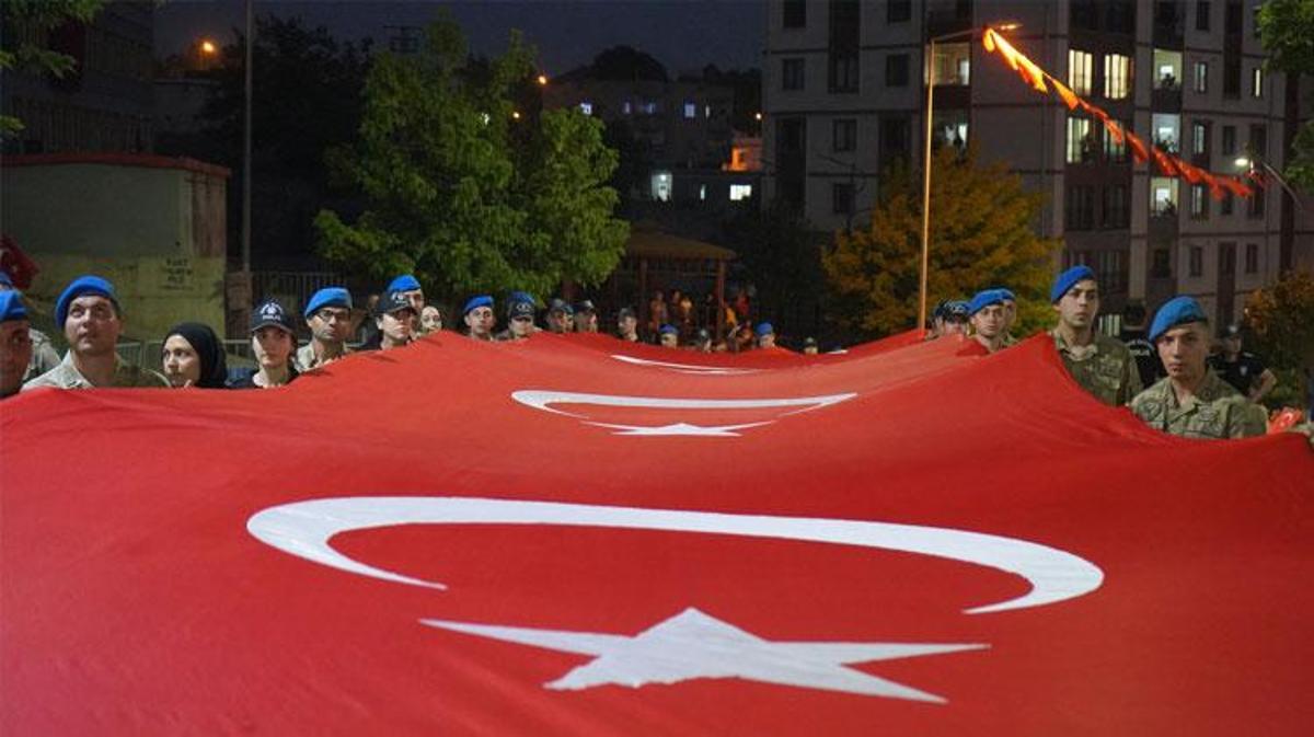 Şırnak'ta 107 metrelik Türk bayrağı ile 15 Temmuz yürüyüşü