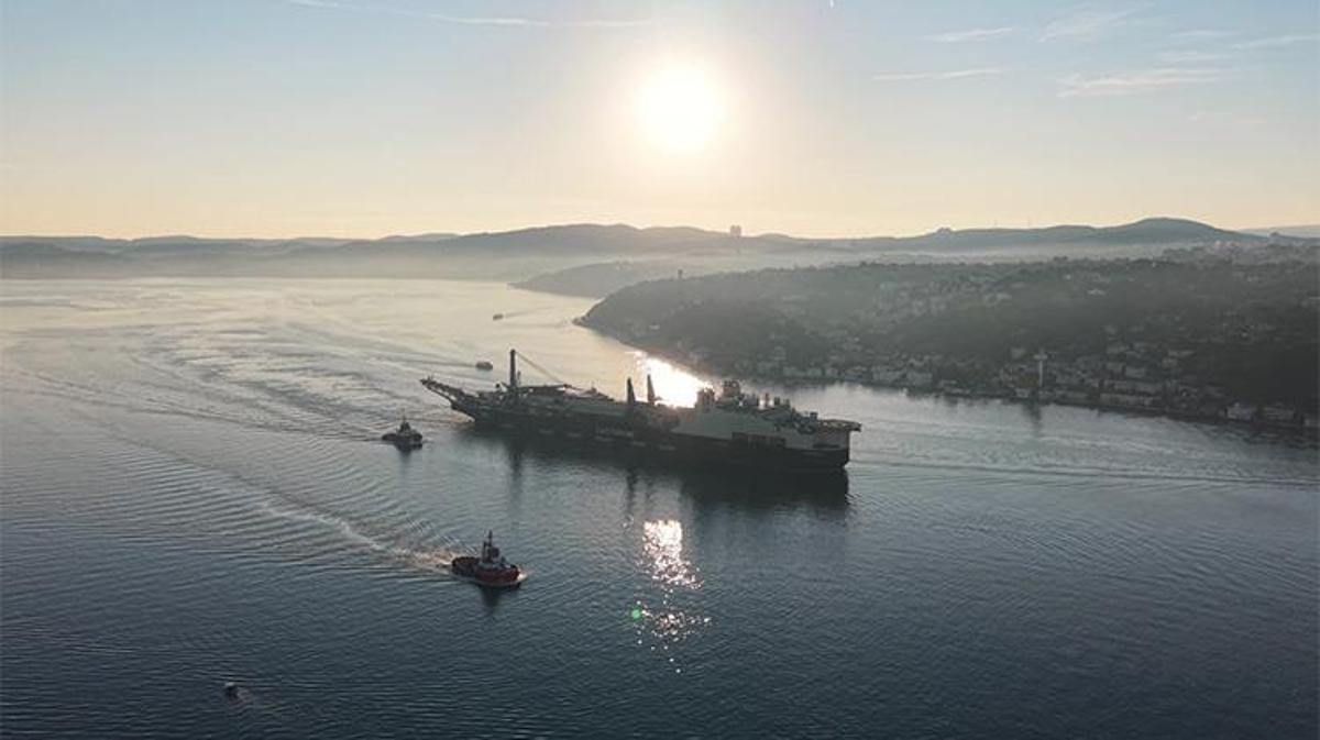 İstanbul Boğazı'ndan geçen dev geminin havadan çekilmiş görüntüsü.