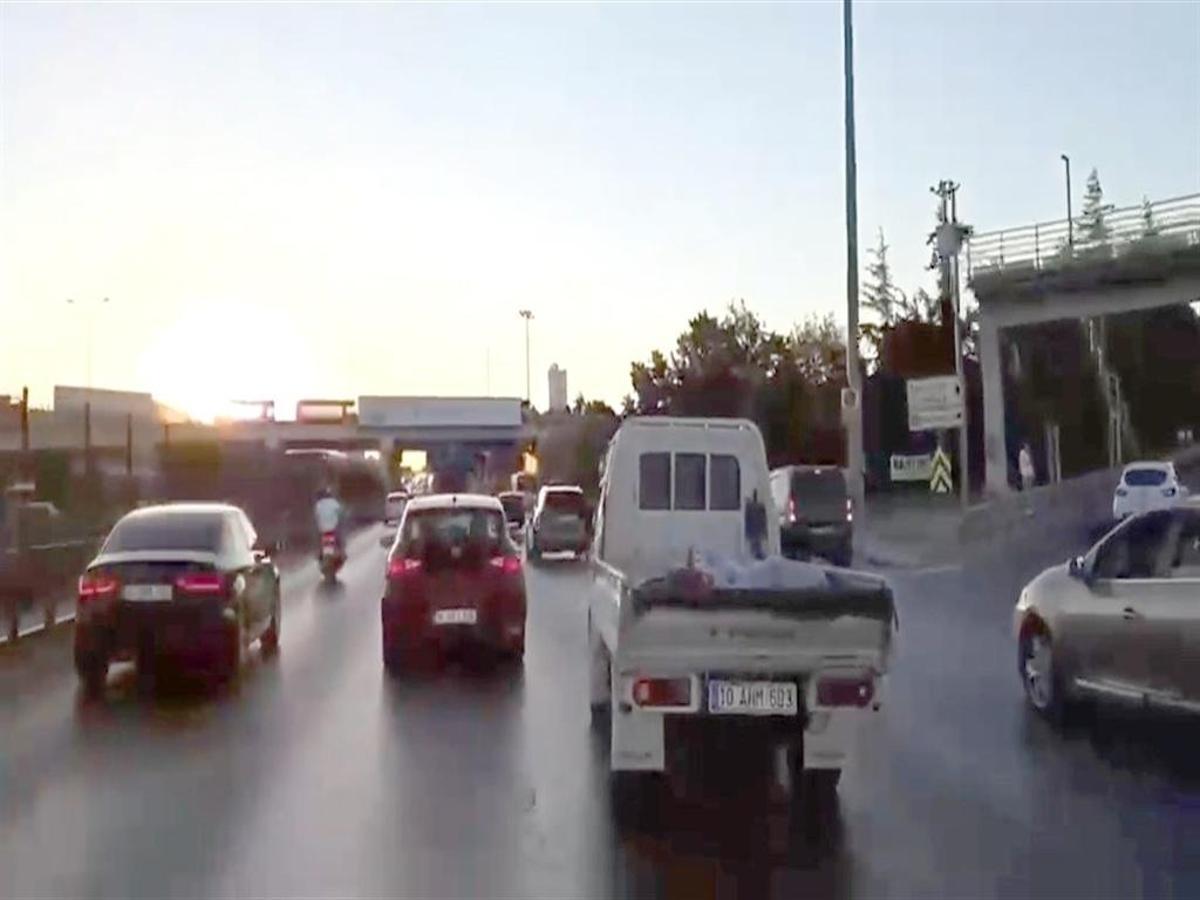 Avcılar'da makas atan kamyonet sürücülerine para cezası kesildiğini gösteren görsel.