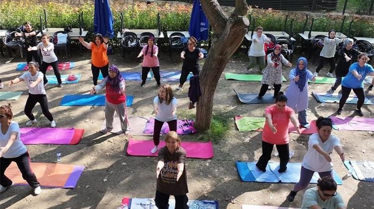 Efeler'de gün batımı eşliğinde açık havada yoga etkinliği düzenleniyor.