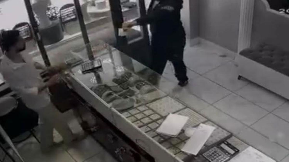 Ankara'da bir kuyumcu dükkanına yapılan soygun sonrası polis ekiplerinin çalışması.