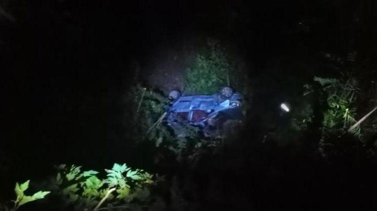Hatay'da uçuruma yuvarlanan otomobil