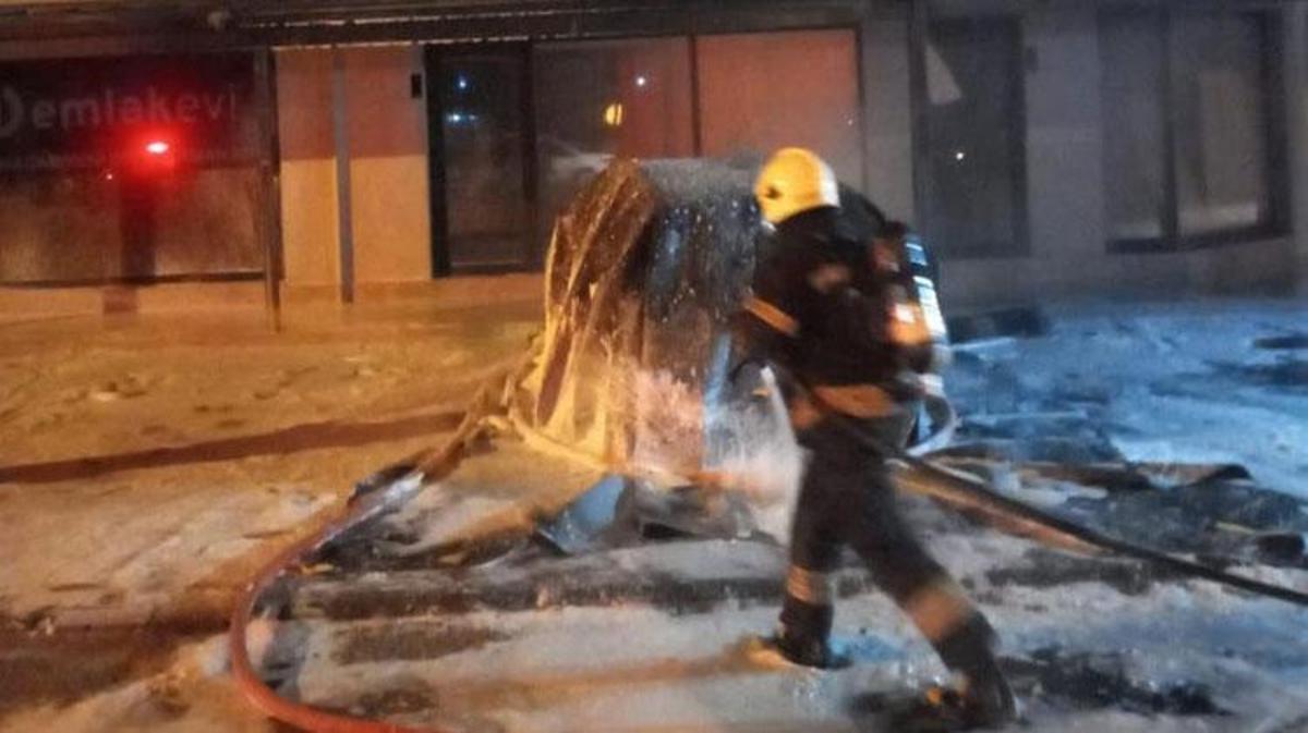 Muğla'nın Dalaman ilçesinde park halindeki bir elektrikli aracın alev aldığı an.