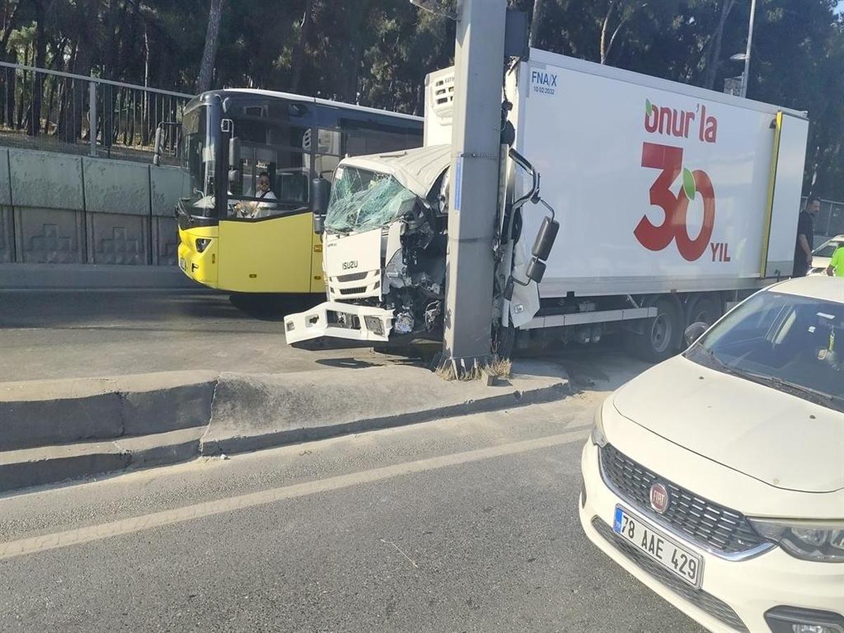 Bahçelievler D-100 Karayolu'nda kamyonetin yönlendirme direğine çarptığı kaza sonrası araç ve olay yeri.