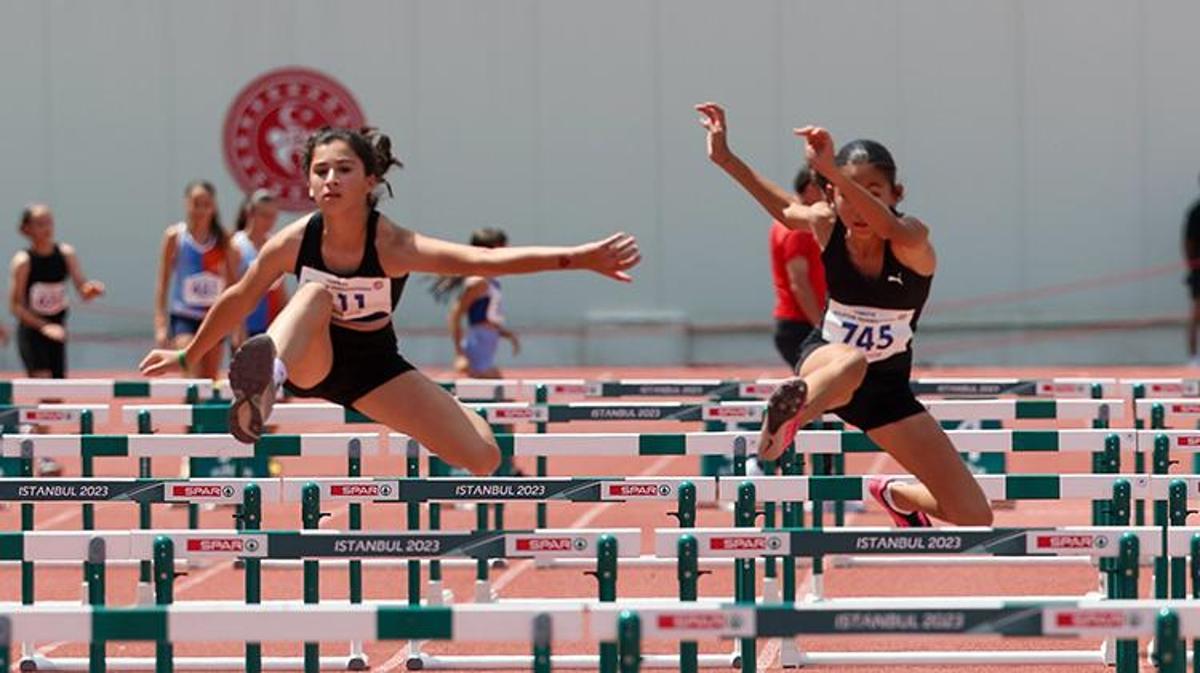 Kütahya'da Naili Moran Atletizm Festivali'nde yarışan genç sporcular.
