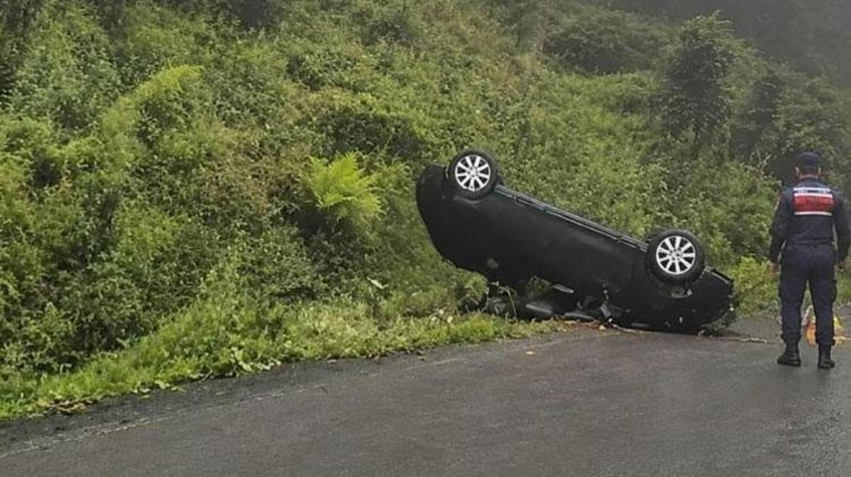 Trabzon'da trafik kazası sonrası uçuruma yuvarlanan otomobil.
