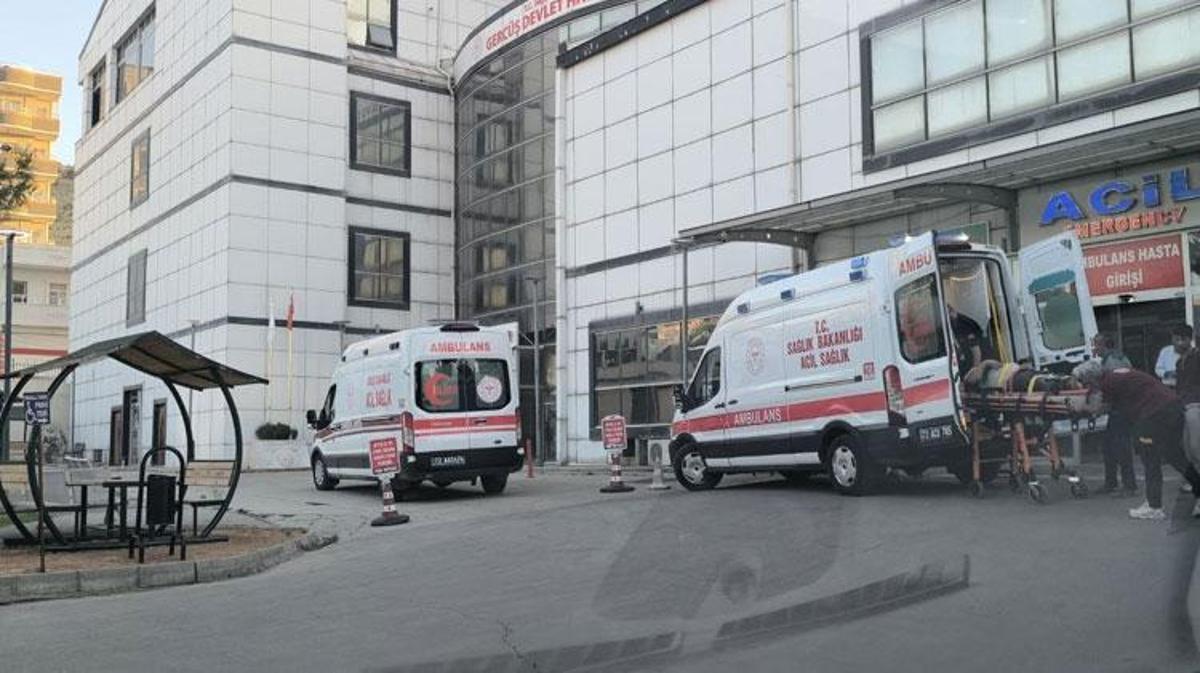 Batman'da inşaat iskelesi çöktü, 3 işçi yaralandı.