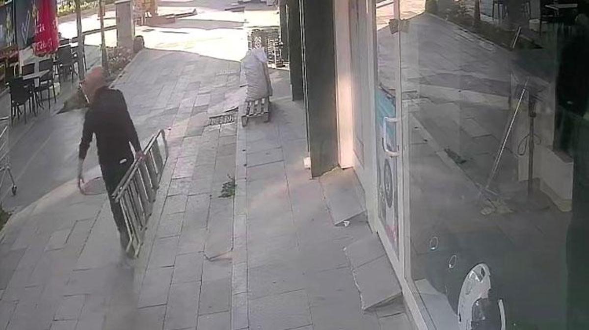 İş yerinin kilidi levye ile kırılmaya çalışılıyor.