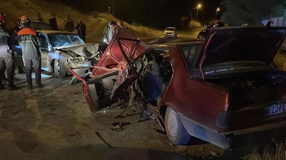 Çayboyu Caddesi'nde meydana gelen trafik kazasında çarpışan otomobiller ve olay yerine müdahale eden ekipler.