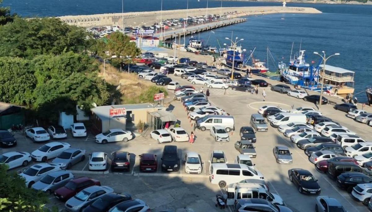 Amasra'nın tarihi sokaklarından bir manzara, turistlerin yoğun ilgisi görülüyor.