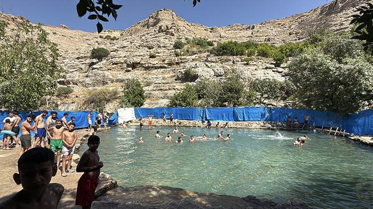 Mardin'in Midyat ve Nusaybin ilçeleri arasındaki Beyazsu Vadisi'nde akan buz gibi dere ve yemyeşil doğa manzarası.