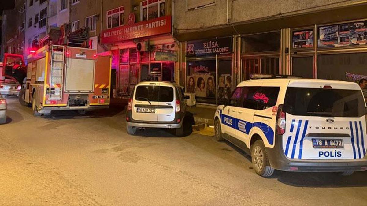 Yenice'de bir evin önünde polis ve itfaiye ekiplerinin bulunduğu olay yeri.