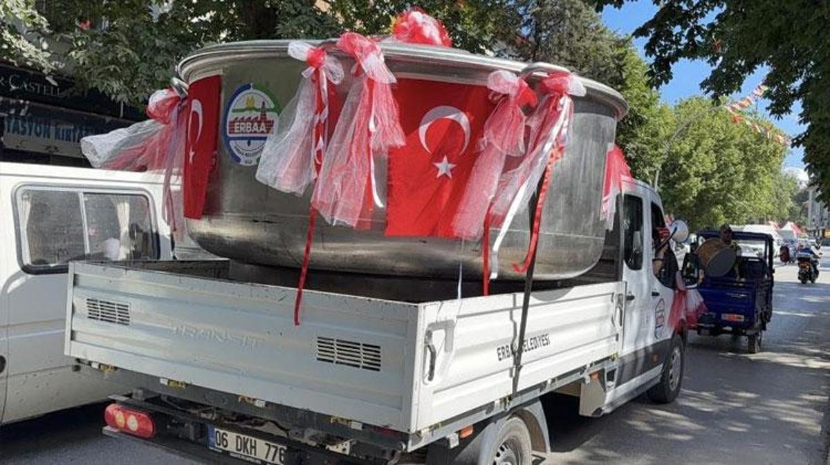 Erbaa Yaprak Festivali için getirilen dev kazan kamyonet üzerinde süslenmiş halde ilçe merkezinde dolaştırılıyor.