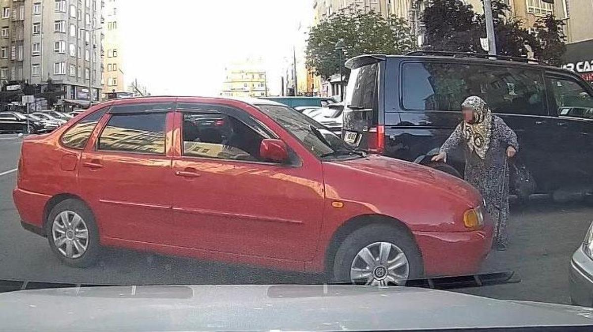 Kocasinan'da park yeri için bastonlu yaşlı bir kadın ile otomobil sürücüsü arasında yaşanan tartışma anı.