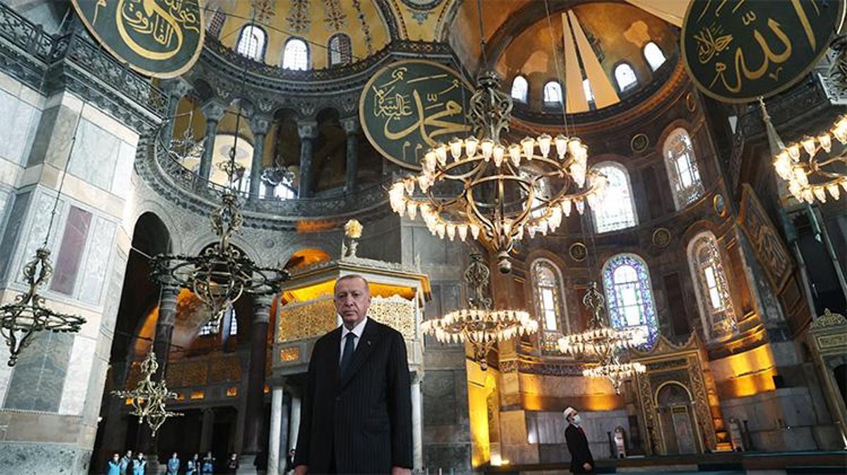 Ayasofya-i Kebir Camii'nin dış cephesini gösteren bir fotoğraf.