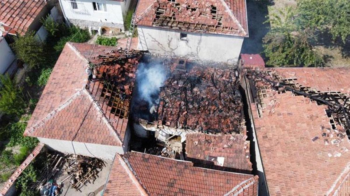 Alaca'da bir tandırda çıkan ve 3 evin çatısına sıçrayan yangın söndürülüyor.