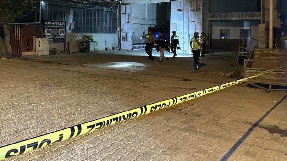 Sivas'ta Sanayi Sitesi'nde çıkan silahlı kavgada yaralananların hastaneye taşınması