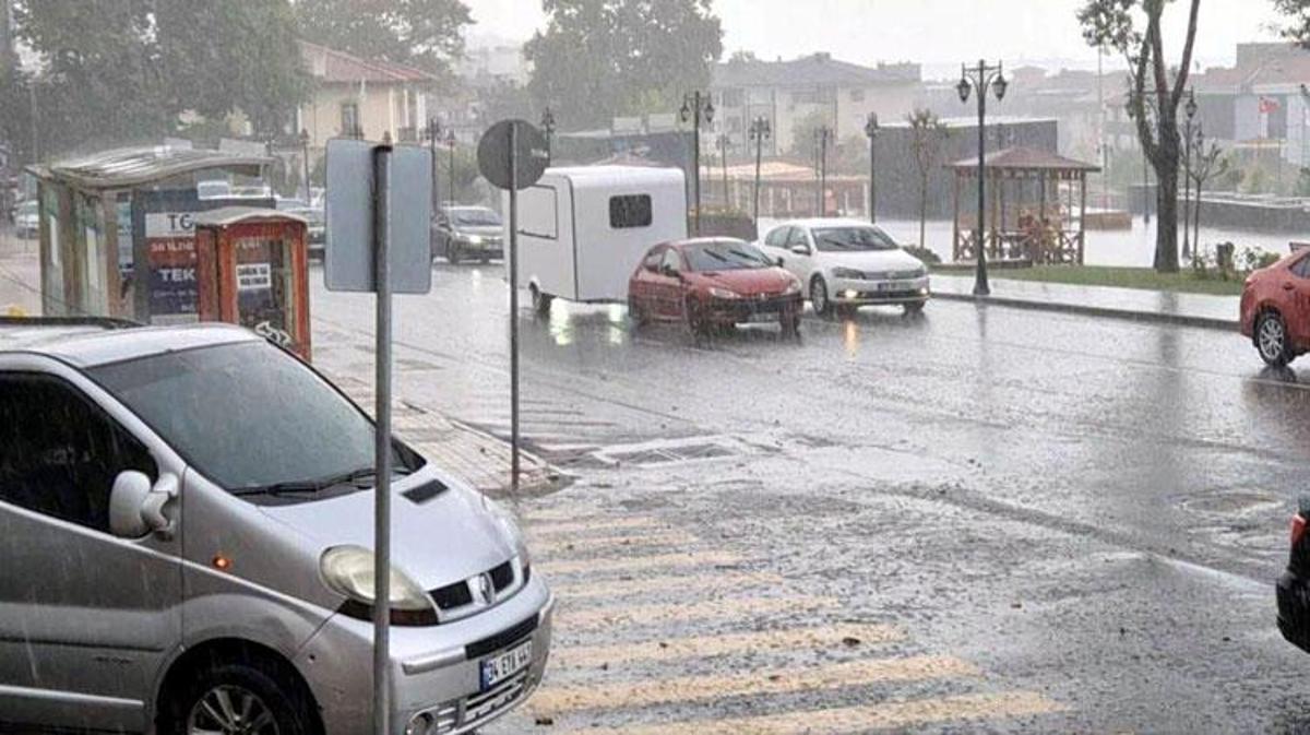 Tekirdağ'da aniden bastıran sağanak yağış sonrası sokaklarda oluşan su birikintileri.