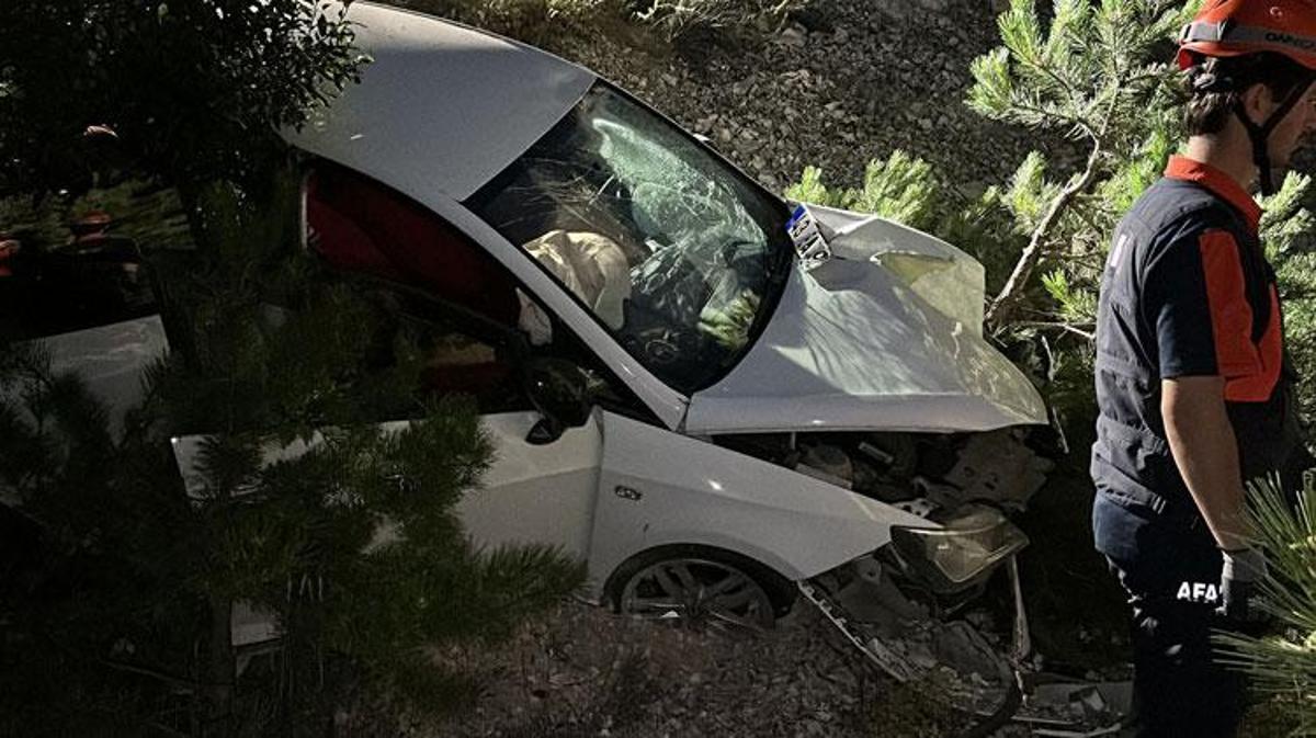Kütahya'da otomobil ve motosikletin karıştığı trafik kazası sonrası olay yeri.