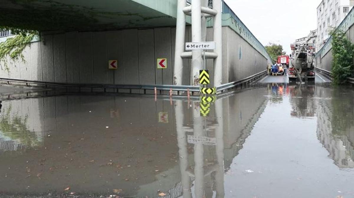 İstanbul'da sağanak yağış sonrası caddelerde oluşan su birikintileri ve trafiğin yavaşlaması.