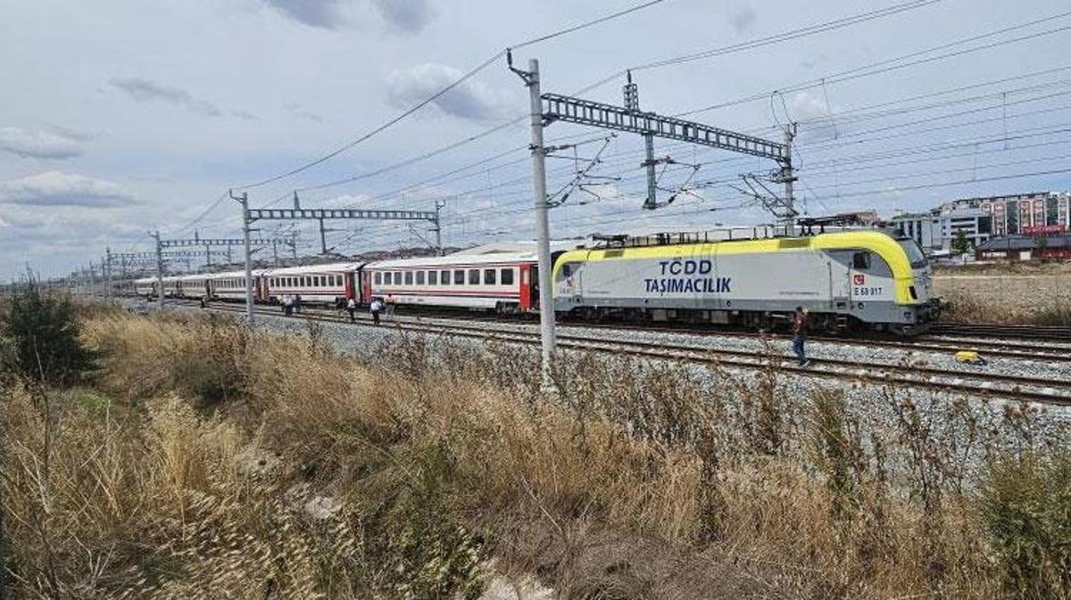 Edirne-İstanbul seferini yapan yolcu treninin bir vagonu Çerkezköy'de raydan çıktı.