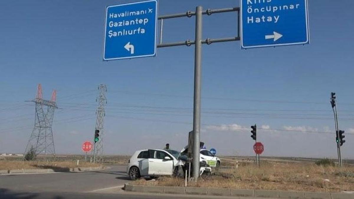 Kilis'te meydana gelen trafik kazasında yön tabelasına çarpan otomobil.