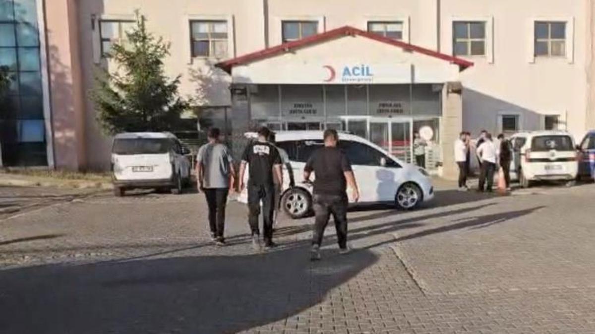 Bingöl'de iki aile arasında çıkan silahlı kavgada yaralılar hastaneye taşınıyor.