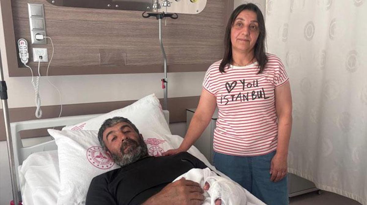 Erzincan'da ayı saldırısından yaralı kurtulan çiftçi İsmail Tirifi hastanede tedavi görüyor.
