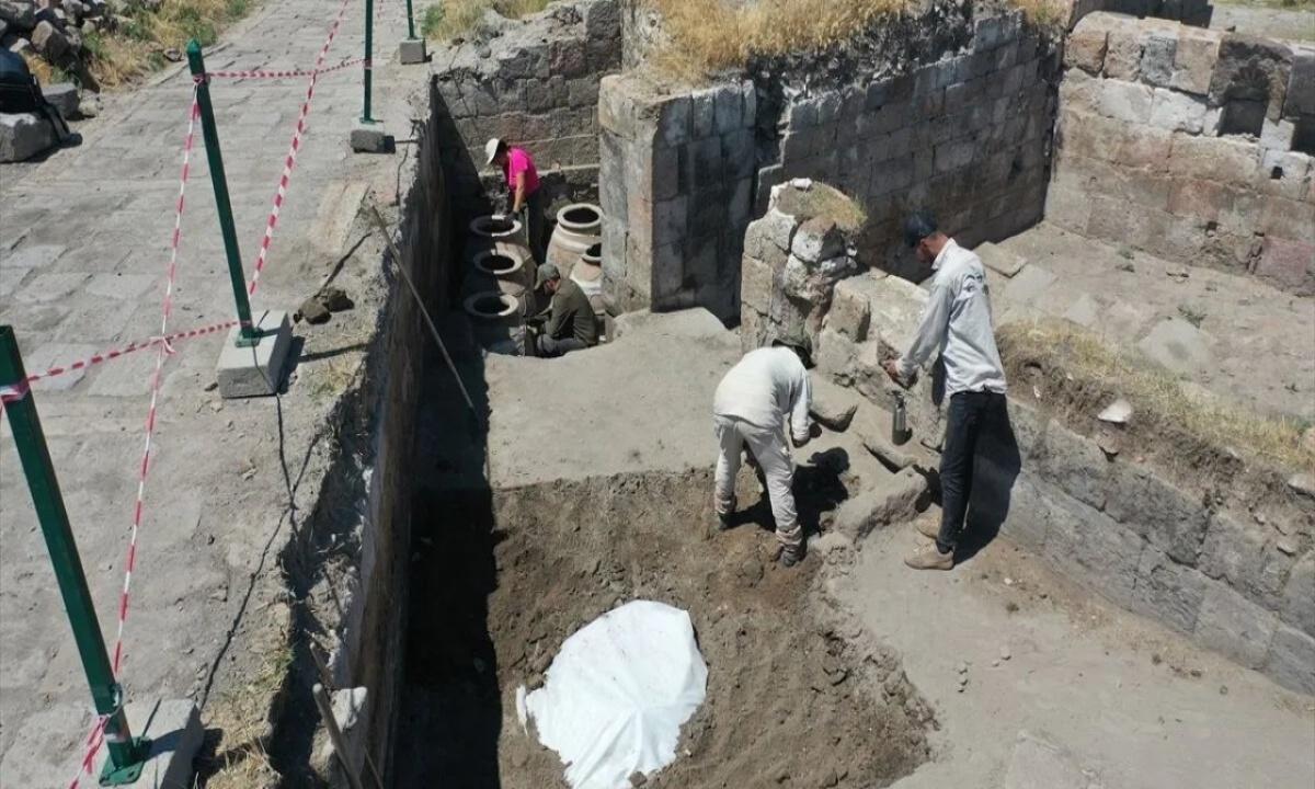 Ani Ören Yeri'nde bulunan büyük pişmiş toprak küpler