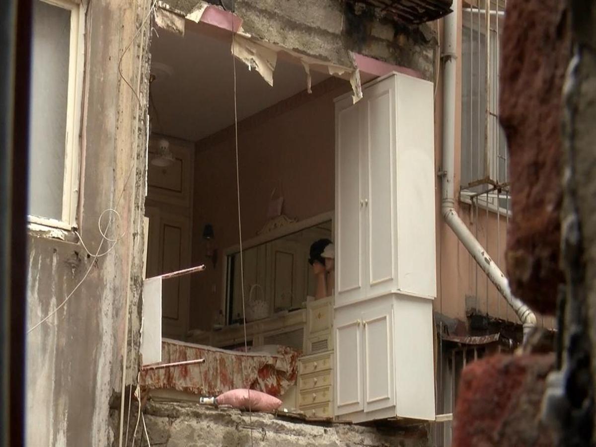 Şişli'de çöken bina duvarı ve çevresindeki hasar.