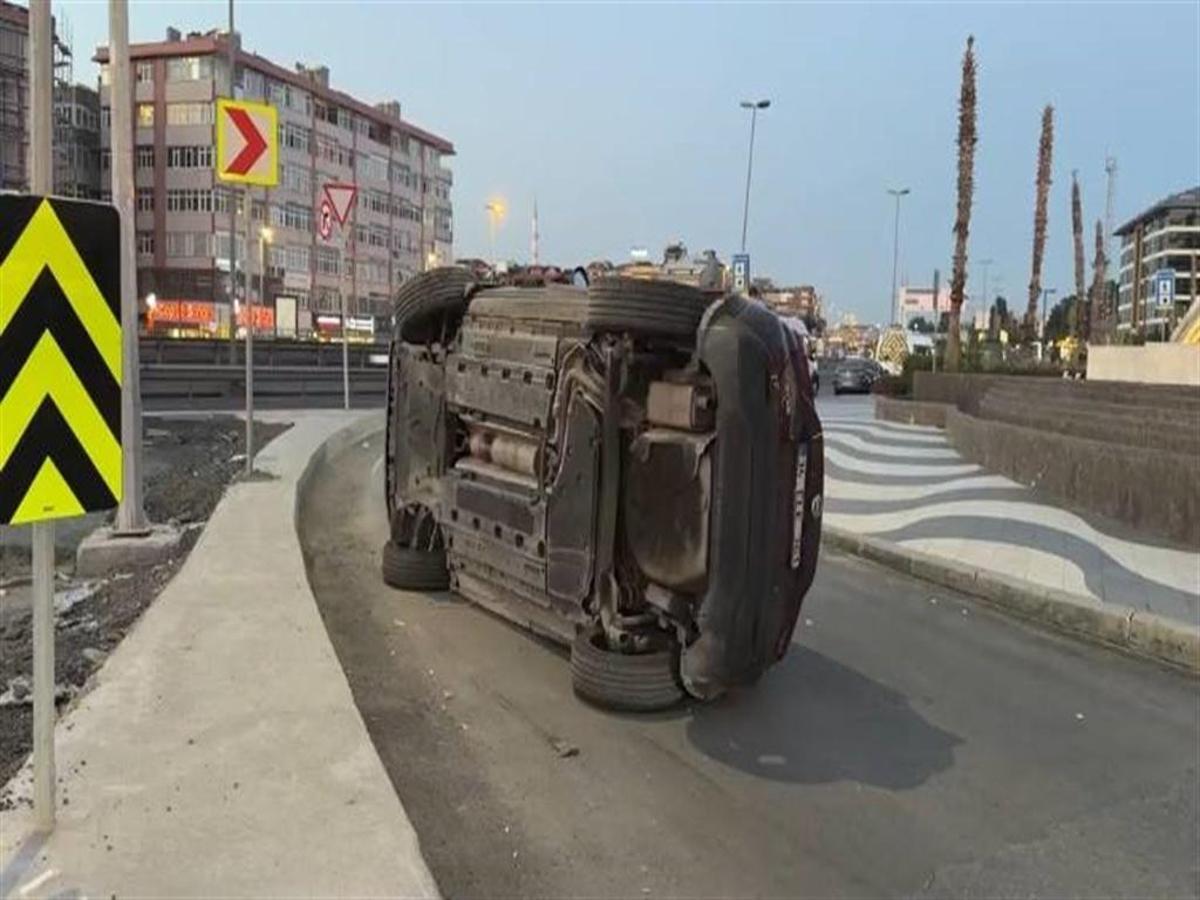Bakırköy'de refüje çarparak ters dönen otomobil