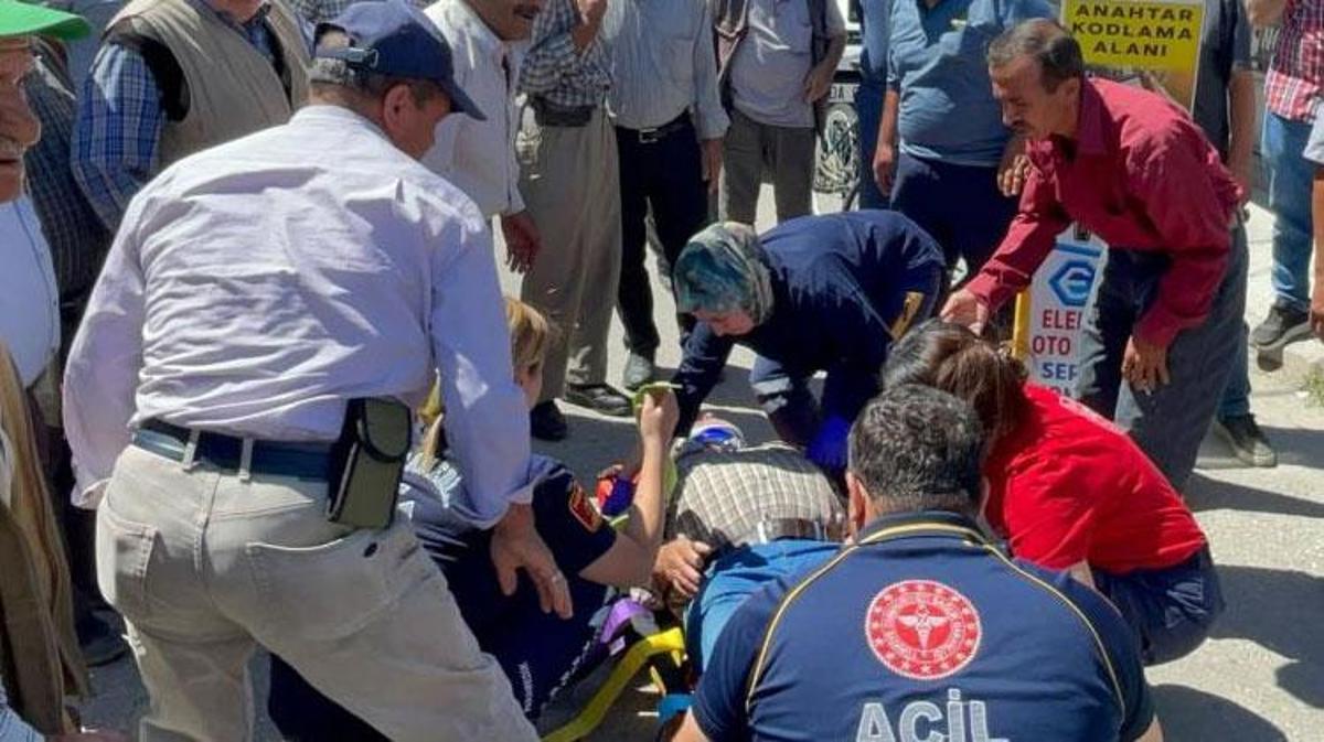 Karaman'da meydana gelen motosiklet kazasında yaralanan sürücü ambulansa taşınırken.