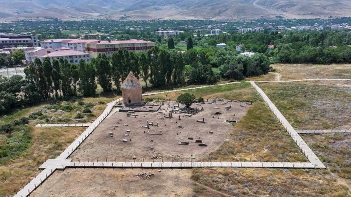 1000 adet bulundu, yalnızca birinde imza vardı: Van'ın Gevaş'ında tarih dile geldi