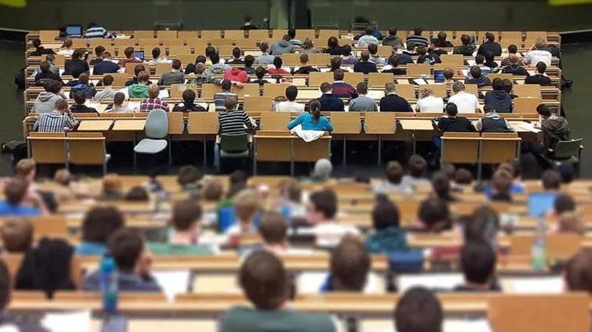 Başiskele’de üniversiteyi kazanan öğrencilere 10 bin TL destek