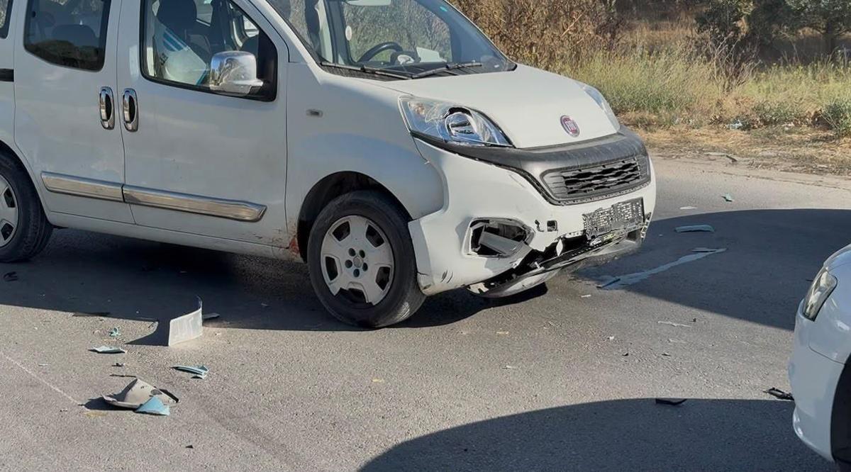 Hafif ticari araçla çarpışan motosikletin sürücüsü öldü
