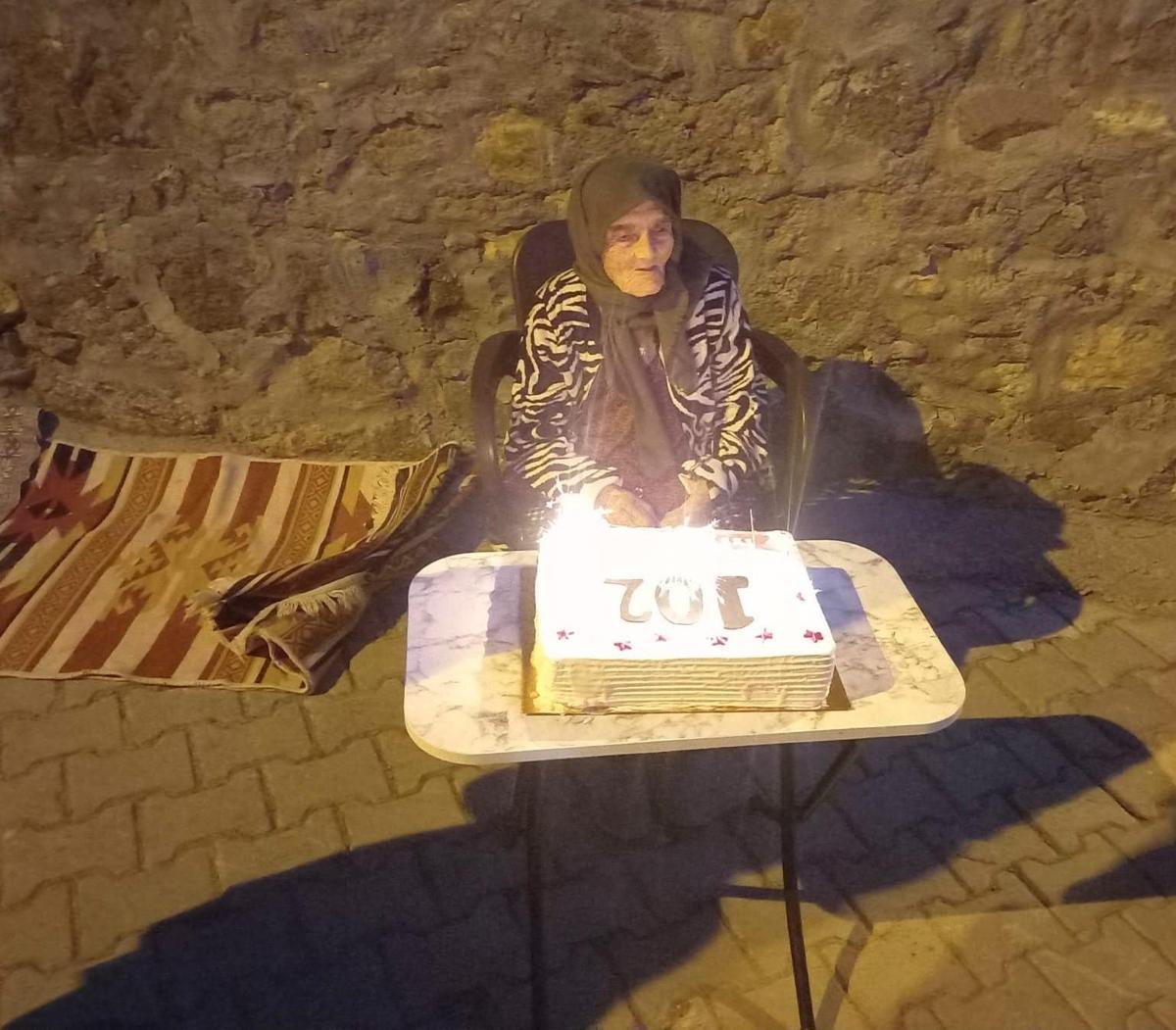 Ayvacık'ta 102 yaşındaki Ayşe ninenin doğum günü pasta kesilerek kutlandı