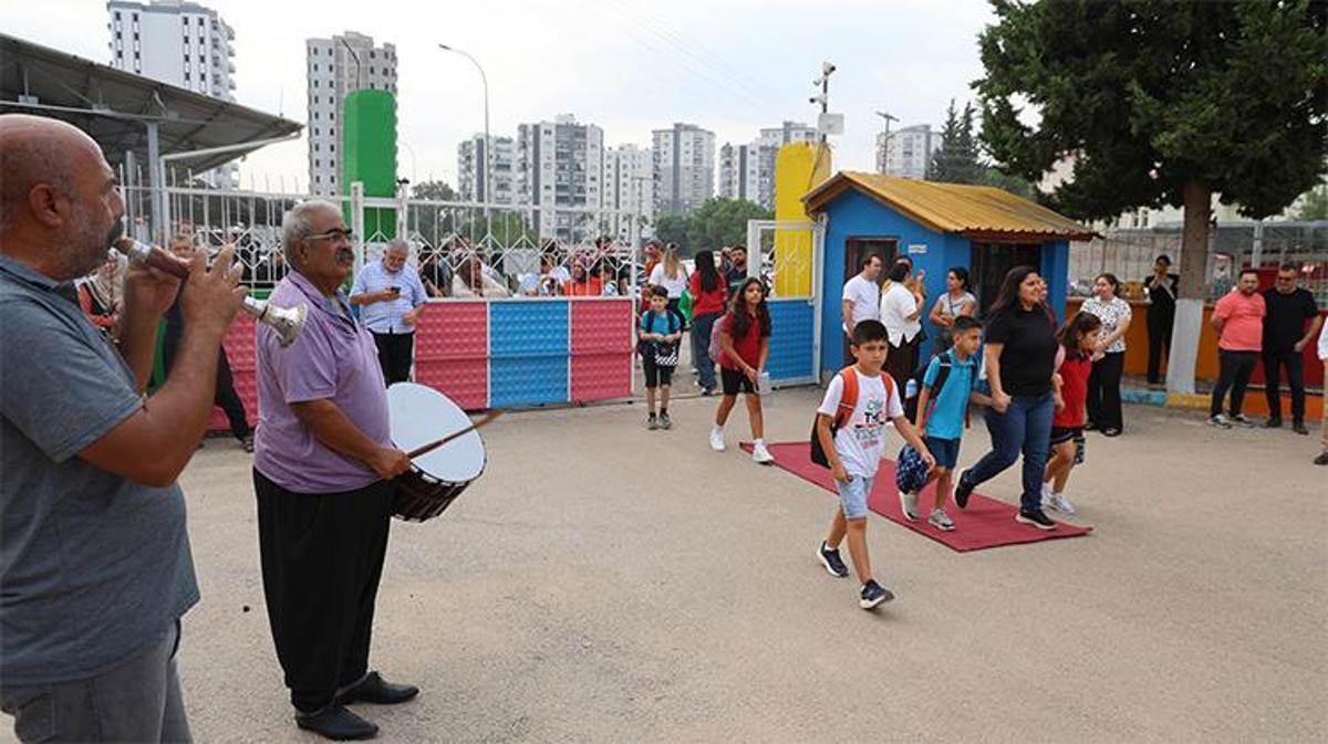 Adana Kozan'da okula başlayan öğrenciler kırmızı halı ve davul zurnayla karşılandı