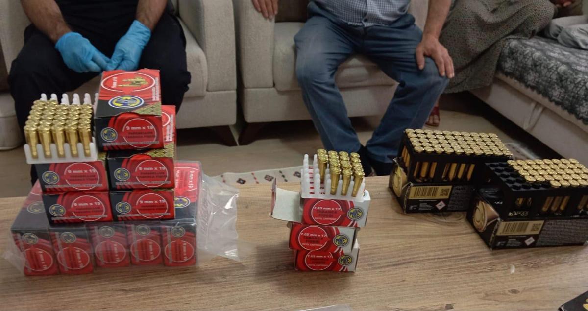 Sakarya'da 3 şüphelinin evinden ruhsatsız tüfek ve 747 fişek çıktı