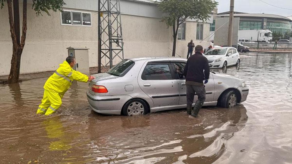 Sağanak yağış Uşak'ta etkili oldu yollar kapandı