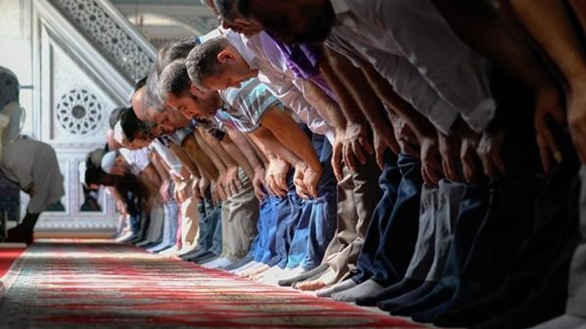 Cuma Selası okunacak mı? Cuma Selası kaçta okunuyor? Diyanet açıkladı!