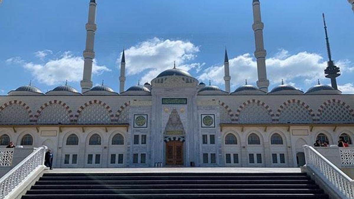 Cuma namazı evde kılınır mı, Diyanet ne diyor? Cuma farz mı?
