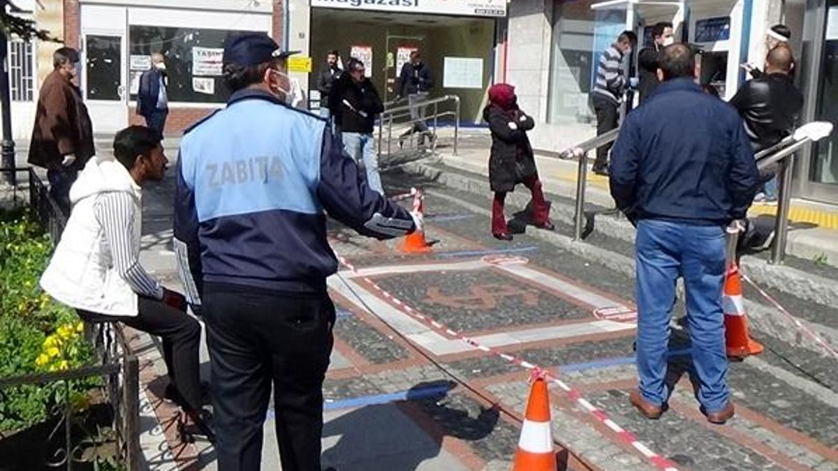 Sokaktaki kalabalığı gören başkandan tepki: "Allah aşkına çıkmayın"