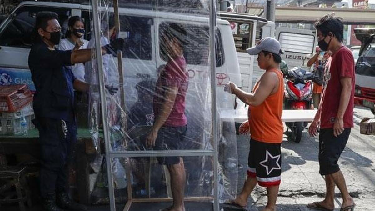 Filipinler'de maske takmayan ve polise bıçakla saldıran kişi vurularak öldürüldü