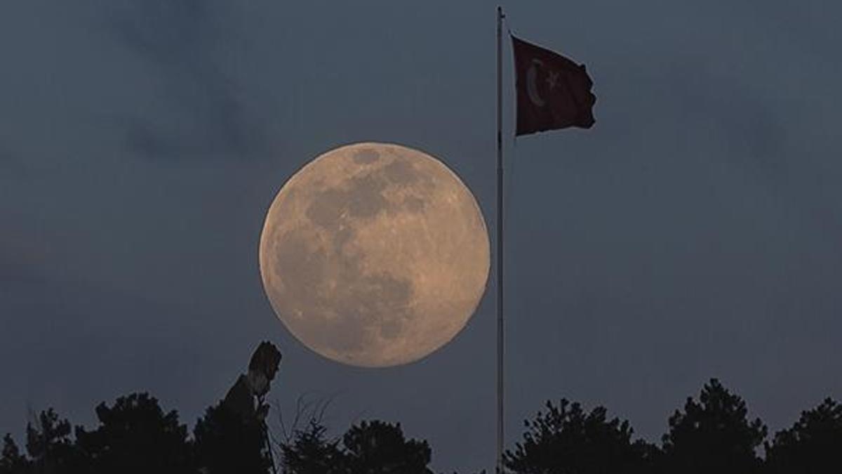 Süper Ay tutulması nedir? Pembe süper ayın görülmesiyle corona virüs bitecek mi?