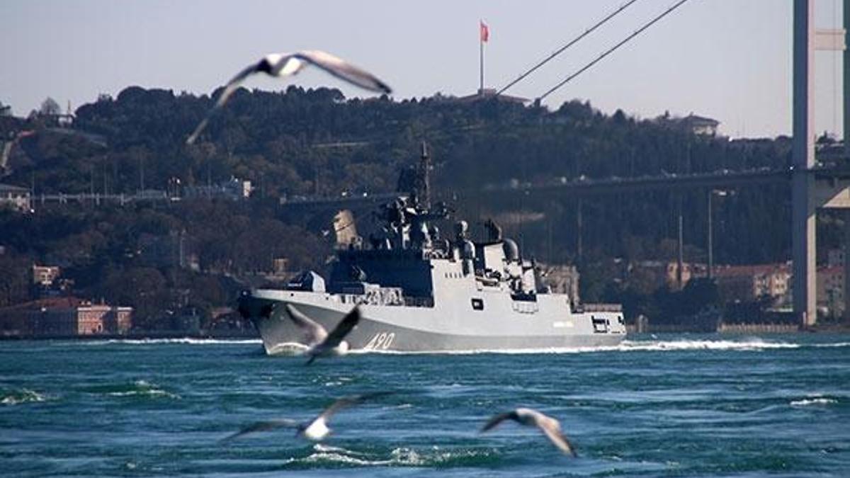 Rus savaş gemileri peş peşe Boğaz'dan geçti