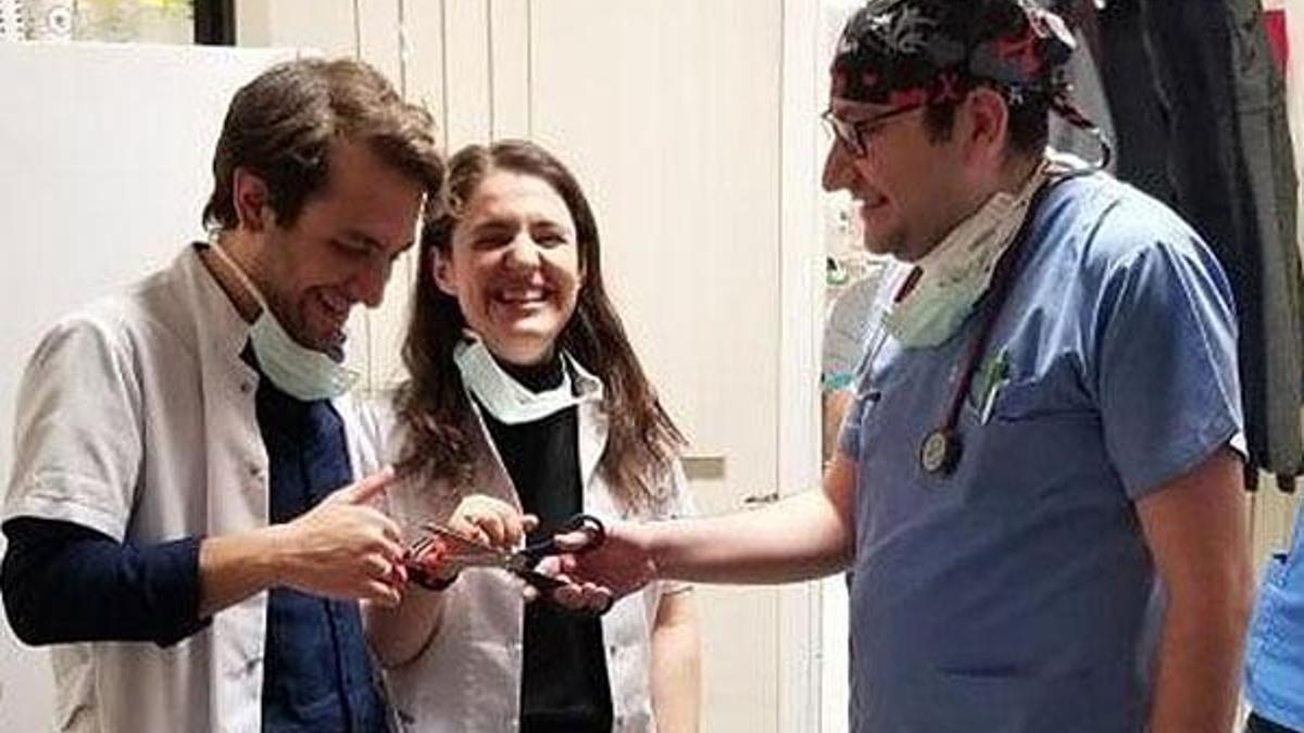 Doktor çift, acil serviste temsili törenle nişanlandı