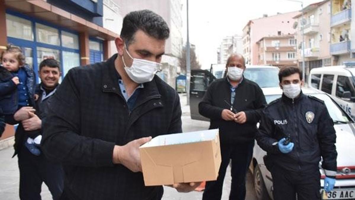 Kars'ta kavga ihbarına giden polislere pastalı sürpriz